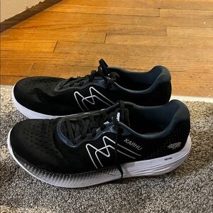 Karhu Iknoi Ortiz Black and White Running Shoes Men’s size 10